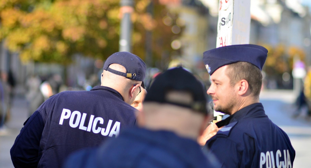 Interwencja szczecińskich policjantów pod Hajnówką: Ratują życie 30-latka z atakiem padaczki