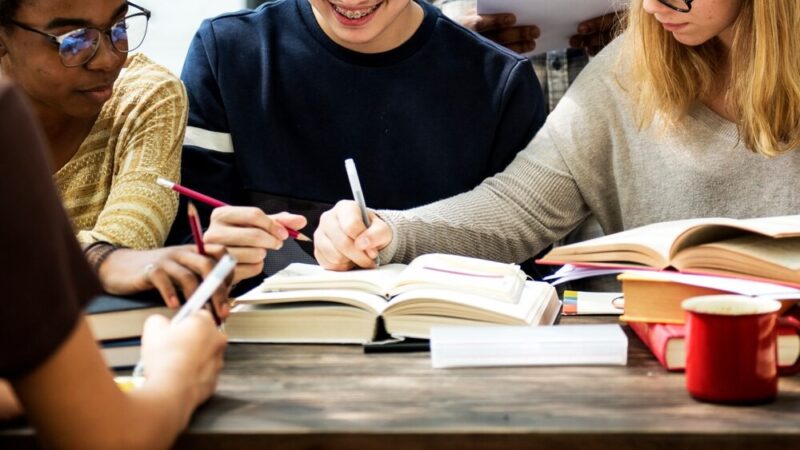 Hajnowscy policjanci edukują dzieci w Dniu Bezpiecznego Internetu