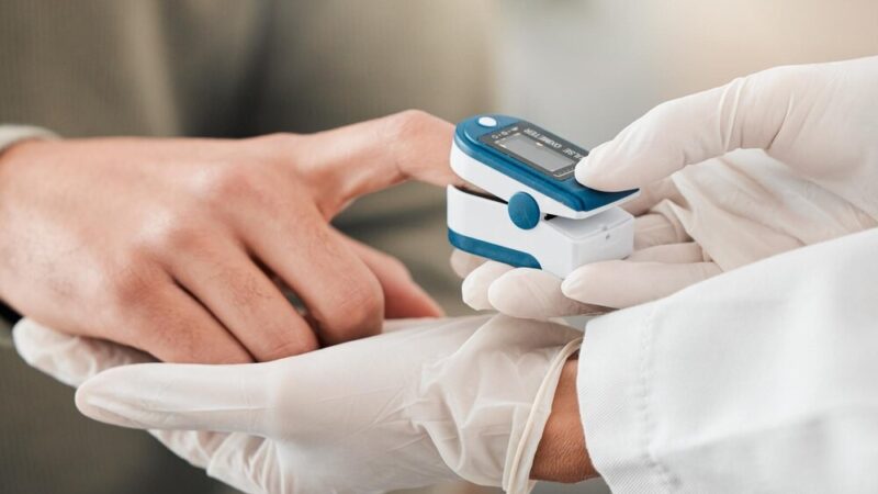 Policjanci uczą przewodników Białowieskiego Parku Narodowego pierwszej pomocy